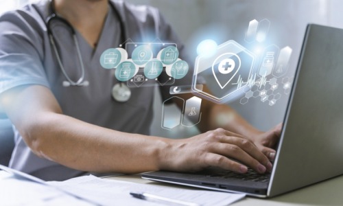 banniere-medicale-medecin-travaillant-ordinateur-portable