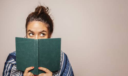 "Il faut enfin faire évoluer les représentations du métier qui restent très liées à l’univers du livre", estime Nathalie Marcerou-Ramel, directrice de l'Enssib. (Photo d'illustration : Freepik) femme-livre-bibliothecaire