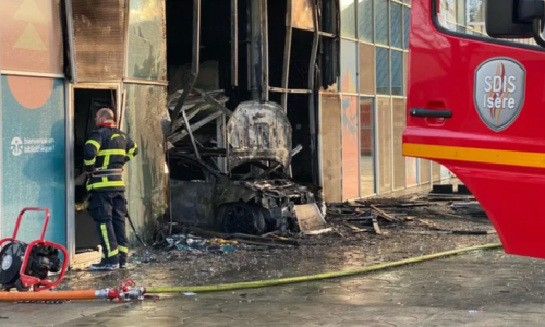 Grenoble-bibliotheque-Chantal-Mauduit-entierement-detruite-incendie-volontaire