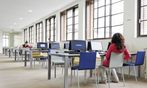 Une salle de lecture de la bibliothèque parisienne Sainte-Barbe, rattachée à l’université Sorbonne nouvelle Paris 3. (Marie-Lan Nguyen/ CC-BY-2.0-FR) bibliotheque-sainte-barbe