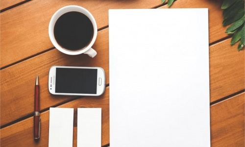 Diverses solutions sont offertes par les opérateurs pour gérer la téléphonie mobile des entreprises. Découvrez les plus efficaces pour assurer cette tâche (Pixabay) café-téléphoner-papier