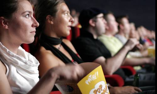 Si l’Ina fait figure de ressource documentaire de référence dans le service public, il existe également des plateformes privées d’accès aux archives audiovisuelles. (rpb1001 via Visualhunt.com / CC BY-NC cinema-popcorn