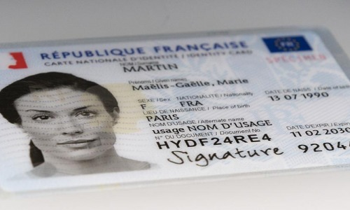 (Ministère de l'Intérieur - DICOM) La nouvelle carte d'identité est désormais disponible dans toute la France