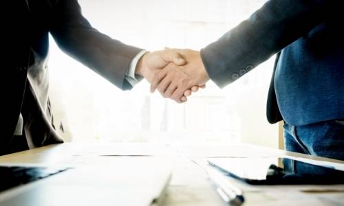 Une convention de numérisation est un document engageant qui fait office de document "contractuel" entre le donneur d’ordre et l’opérateur, et définit l’objet de la prestation de numérisation. Cette convention encadre le processus global (Freepik/snowing) convention-numerisation-dematerialisation-prestataire
