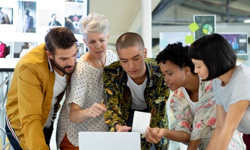 Un Dam permet aux équipes marketing d’accéder, par exemple, aux réalisations graphiques utilisées lors de précédentes campagnes, et donc de gagner du temps (Freepik).