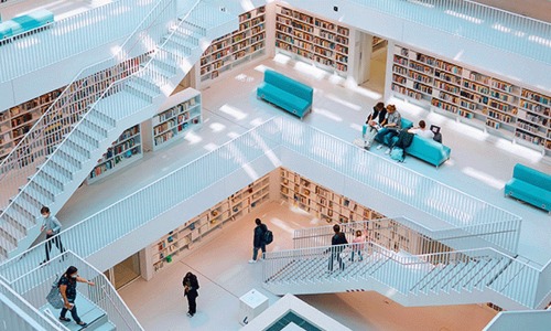 Entre mutations technologiques, urgences sociales et contraintes budgétaires, les bibliothèques inventent dès aujourd’hui leur avenir. (Freepik) dossier-bibliotheque-tendances-2025