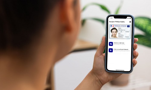 Carte nationale d’identité sur téléphone. (ANTS/Freepik) carte-nationale-identité-smartphone-digitalisation