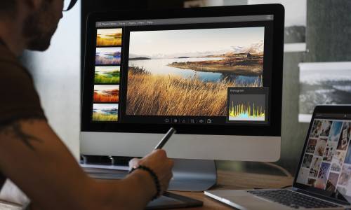 Attention ! Pas de photothèque performante sans une gestion optimale des droits d’auteur, de l’indexation ou encore du partage. (Freepik) editer-photo