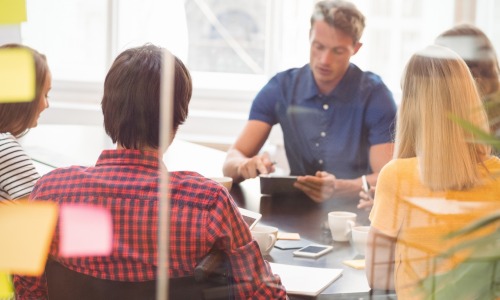 Les organisations sont de plus en plus nombreuses à prendre en compte les enjeux environnementaux, sociaux, économiques et éthiques dans leurs activités. (Peoplecreations/Freepik) dematerialisation-entreprises-adaptees-demarche-rse