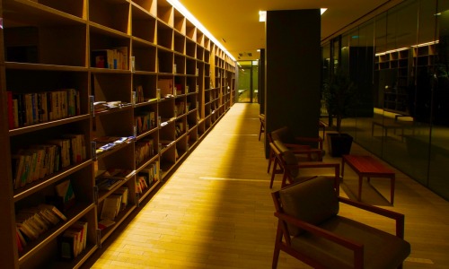 Depuis 2016, plus de 180 bibliothèques municipales ont été fermées au Royaume-Uni. (makoto.h/Freepik) fermeture-bibliotheque-royaume-uni