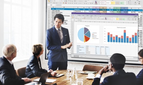 Les formations à la BI peuvent s’effectuer en ligne ou en présentiel. (Freepik) business-intelligence-formation