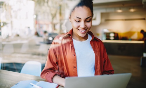 Omniprésent dans la vie de tous les jours, le digital régule la plupart des actions effectuées et facilite l'accès à un grand nombre de prestations et services (crédits ©BullRun - stockadobe.com)