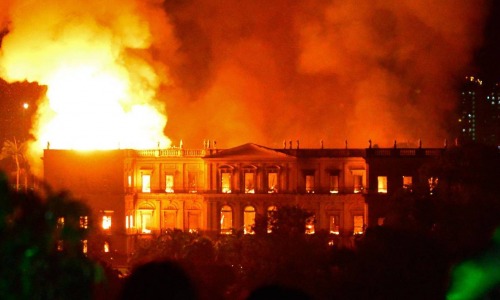 Photo de l'incendie qui a détruit le Musée national de Rio de Janeiro en septembre 2018 (DR) formation-psbc-archives-bibliotheques