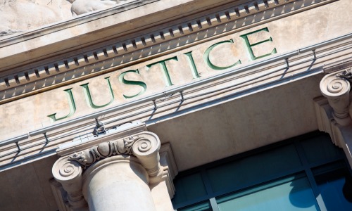 Un nouveau calendrier relatif à la publication des décisions de première instance en matière sociale et celles en matière pénale (Freepik Premium / kstudio) Nouveau-report-publication-decisions-justice-open-data