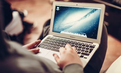 une personne utilise un ordinateur portable