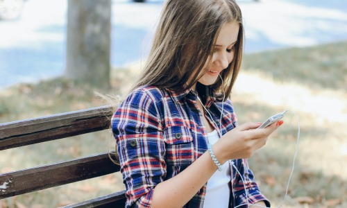 jeune-recherche-information-moteur-reseaux-sociaux