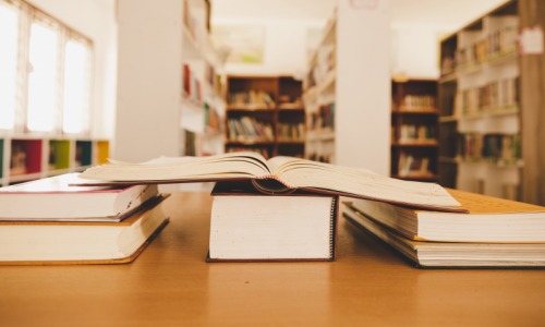 Open+ offre de nouvelles opportunités aux bibliothèques. (Freepik/jcomp) concept-apprentissage-education-ouverture-livre-manuel-ancienne-bibliotheque