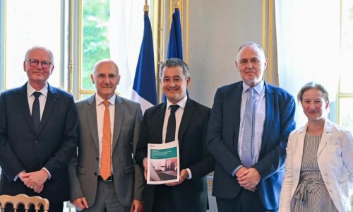 Remise à Gérald Darmanin du rapport sur l’open data des décisions de justice (© Florian Szyjka / ministère de la Justice) Open-data-decisions-justice-rapport-preconise-occultation-systematique-donnees