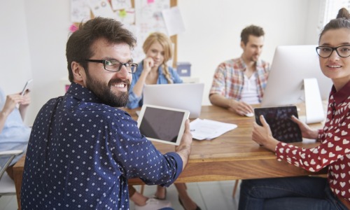 Après quelques années de tâtonnement et d'inquiétude (mon métier va-t-il disparaître ?), de nombreux professionnels de l'information ont saisi des opportunités pour se positionner. (Freepik/@gpointstudio) professionnel-information-metier-competences-2021