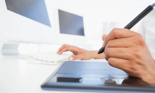 Grâce au procédé sur lequel elle repose, la signature électronique s'impose comme un formidable outil au service de la gestion des preuves. (Freepik/Wavebreak Media) designer-travaillant-au-bureau-en-utilisant-le-numeriseur