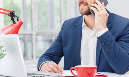 S'il présente des avantages, le télétravail offre moins de confort qu'un vrai bureau et tend à isoler les collaborateurs. (Freepik/master1305) teletravail-ordinateur-professionnel-homme-affaire
