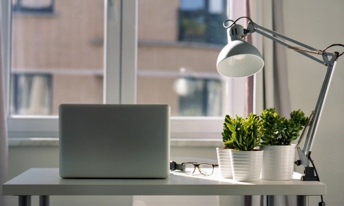 Installer ou rénover un bureau à domicile est devenu un élément essentiel pour votre bien-être au quotidien (crédits : Candid Shots - Pixabay) télétravail_aménagement_domicile
