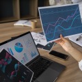 Le Data Management est un facteur-clé de la transformation digitale du secteur de la finance. (Freepik) employes-de-bureau-utilisant-des-graphiques-financiers