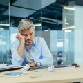 39 % des employés français déclarent que leurs équipes n'ont pas de réunions régulières pour faire le point ensemble sur leurs objectifs. (freepik/user25451090) Collaboration-travail-distance-34-employes-français-peinent-acceder-information