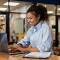 Favorisant la collaboration, la Digital Workplace permet d’optimiser l’efficacité et l'accessibilité aux informations au quotidien. (Freepik) digital-workplace-pratiques-collaboratives-participez-enquete-archimag