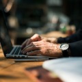 Hexagone propose un abonnement à moins de 10 euros par mois et par utilisateur (Freepik Premium / RawPixels) Hexagone-suite-collaborative-francaise-veut-bousculer-Microsoft-Google