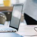 De la génération de texte à l'aide à l'indexation, en passant par la transcription, la mise à disposition d'un moteur de recherche ou encore la création de chatbots, les cas d'usage de l'IA dans les digital workplaces sont variés (Freepik).